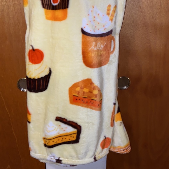 🧁 ☕️ 🥧 NWT Coffee, Pie & Cupcake Oversized Throw Blanket - Picture 5 of 5